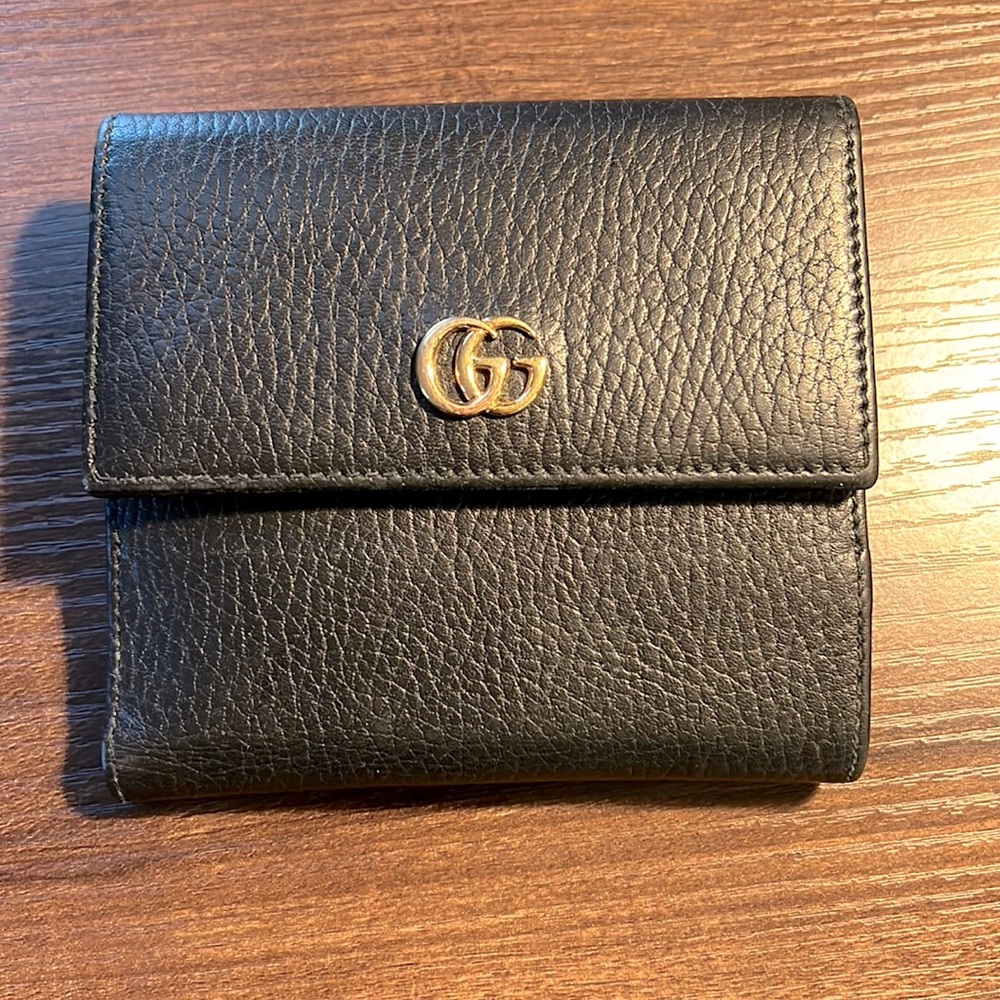 Gucci- black leather wallet